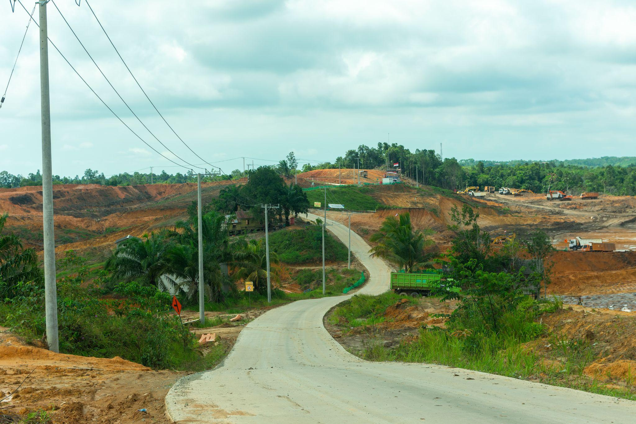 Akses utama masyarakat Kelurahan Pantai Lango berada diantara aktivitas land clearing pembangunan Bandara Ibu Kota Negara Nusantara. (FOTO: S. Satria)